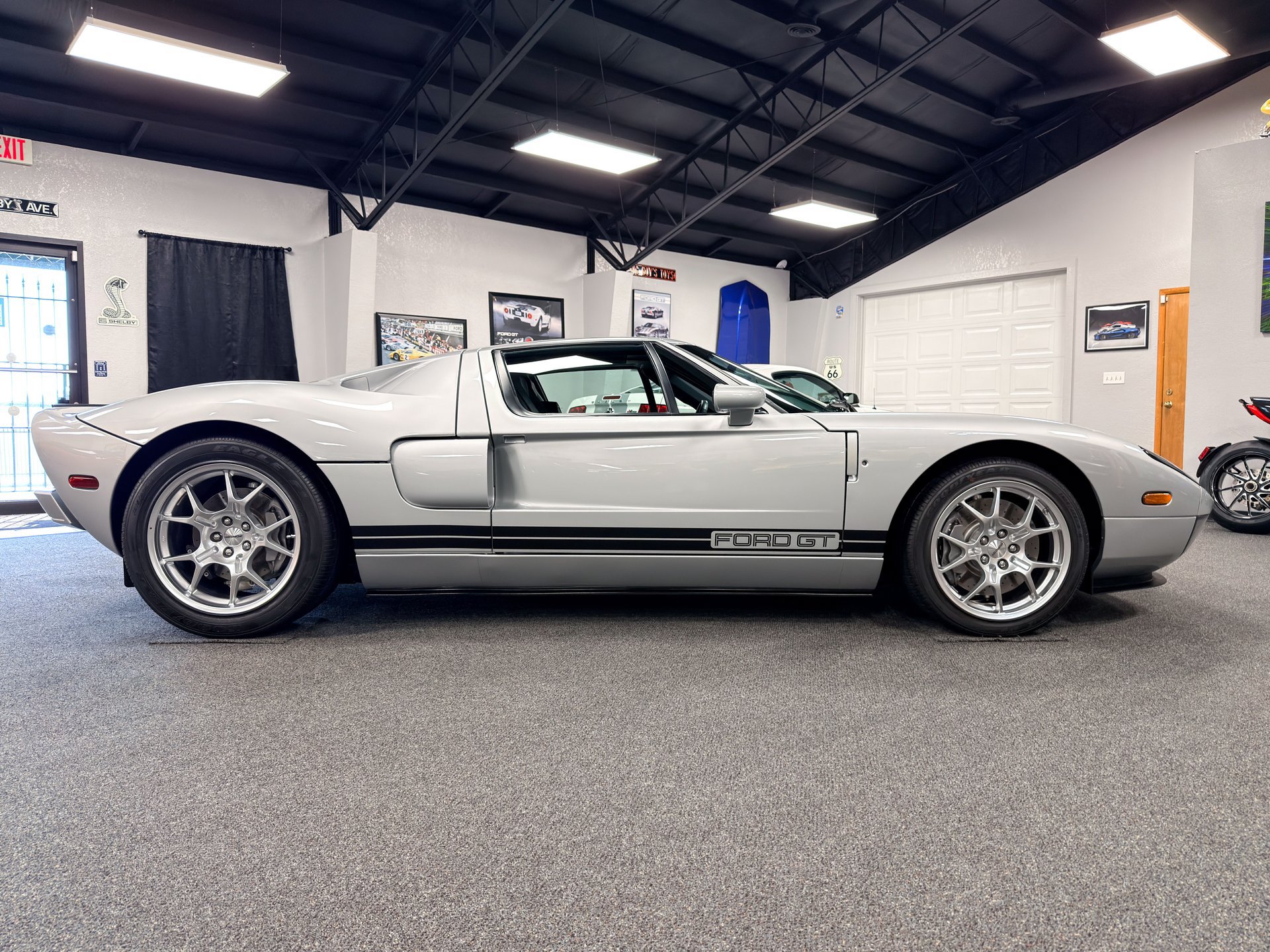 Used 2005 Ford GT RWD image 4