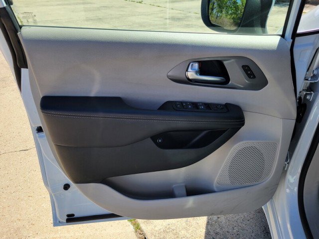Used 2023 Chrysler Pacifica Touring-L image 29