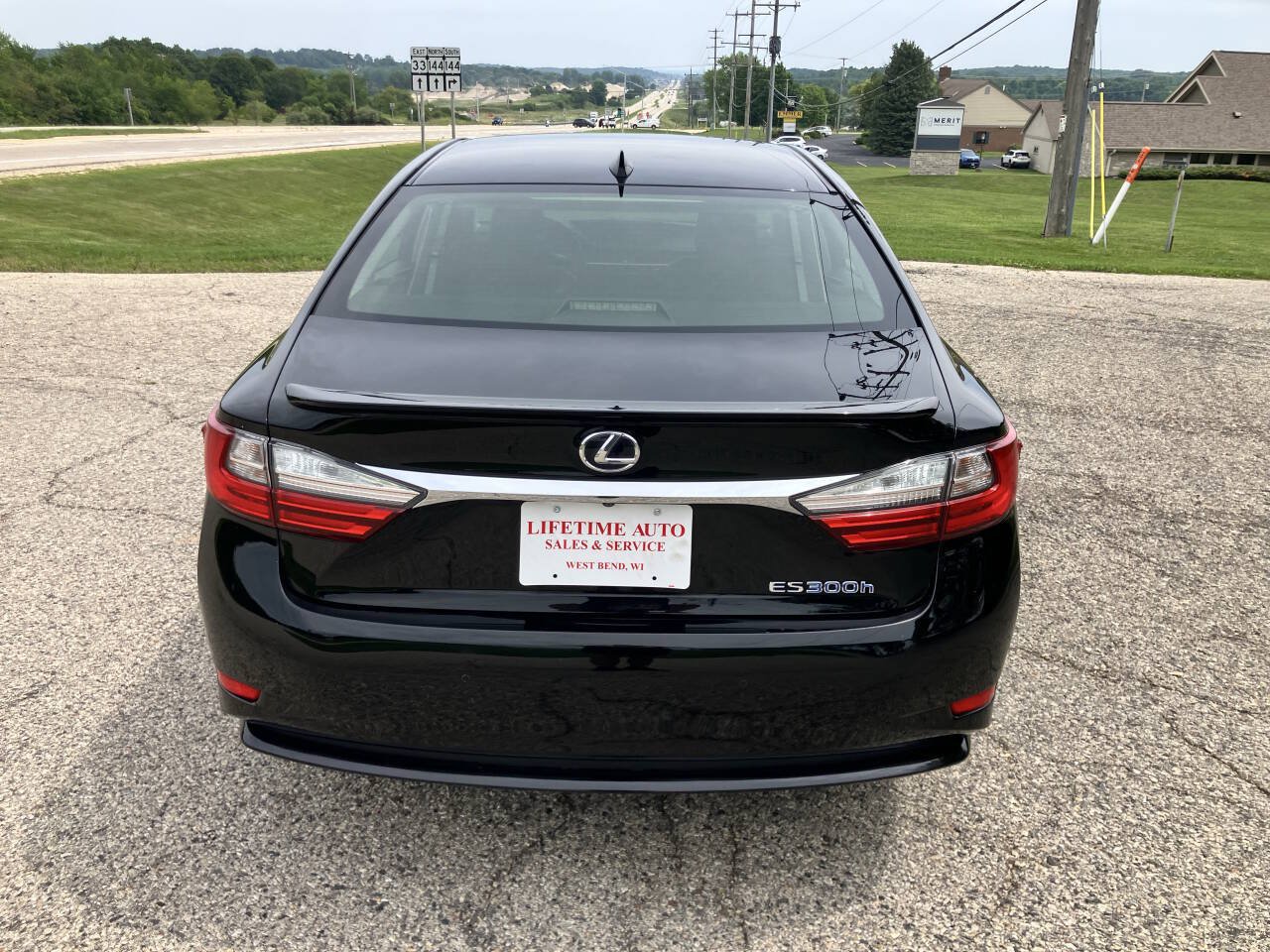 Used 2016 Lexus ES 300h w/ Luxury Package w/Wood Trim FWD image 4