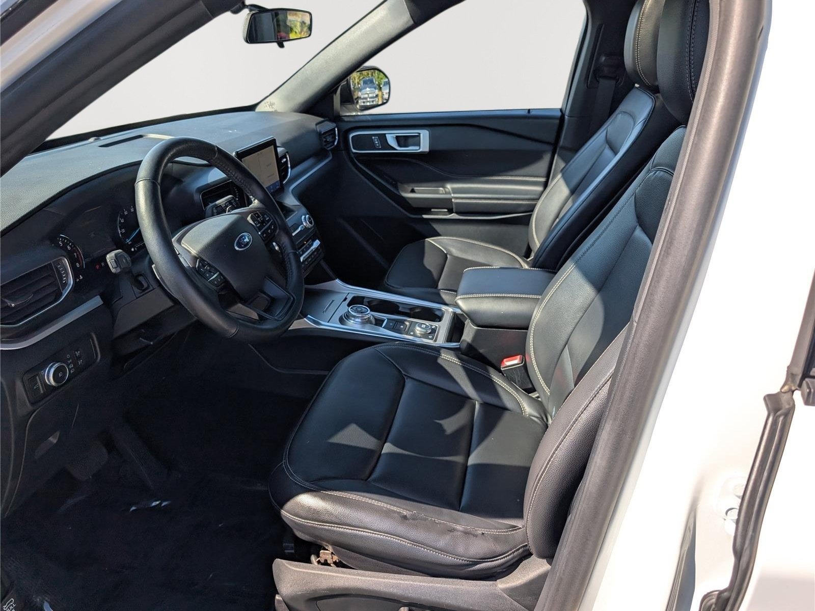 Used 2020 Ford Explorer XLT w/ Equipment Group 202A AWD/4WD image 16