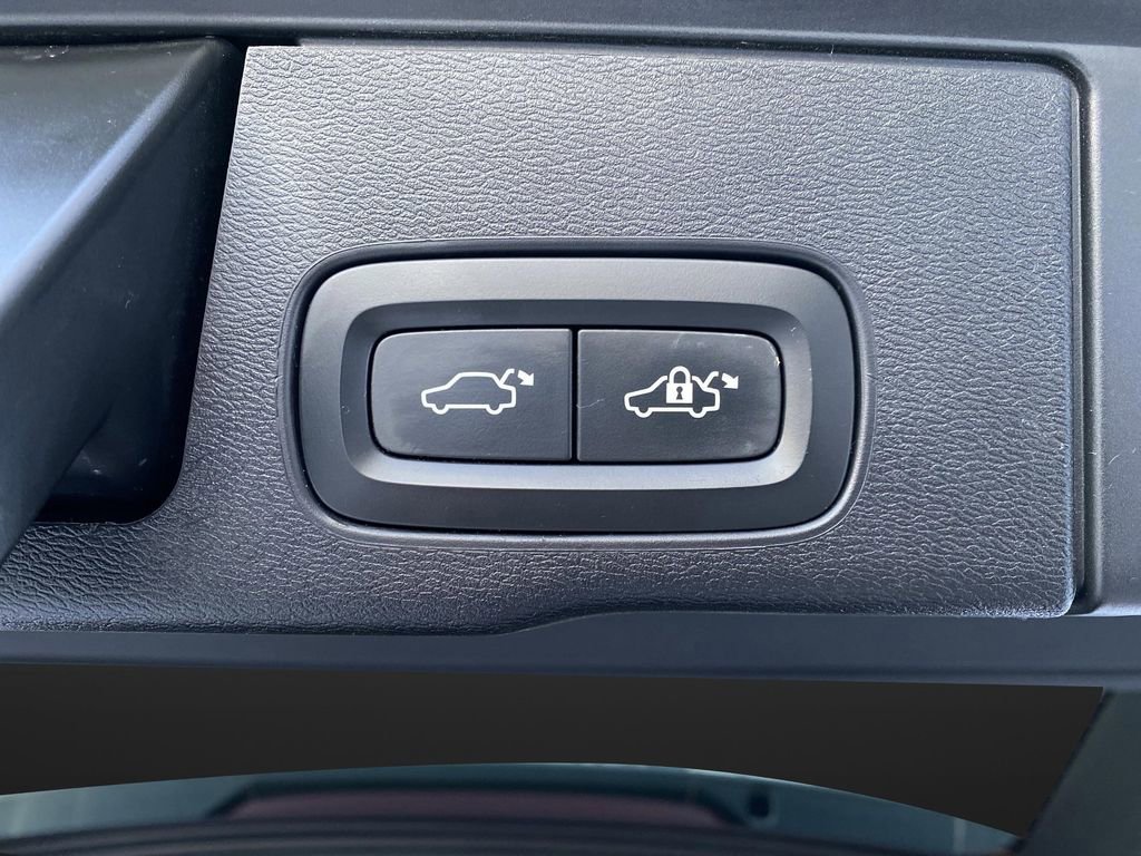 Used 2019 Volvo XC60 T5 Momentum w/ Premium Package image 18