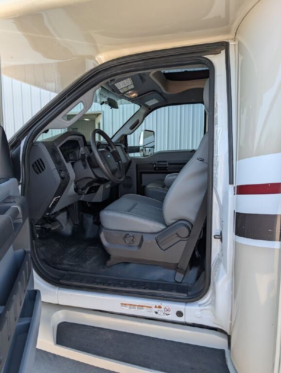 Used 2014 Ford F550 2WD Regular Cab Super Duty image 35