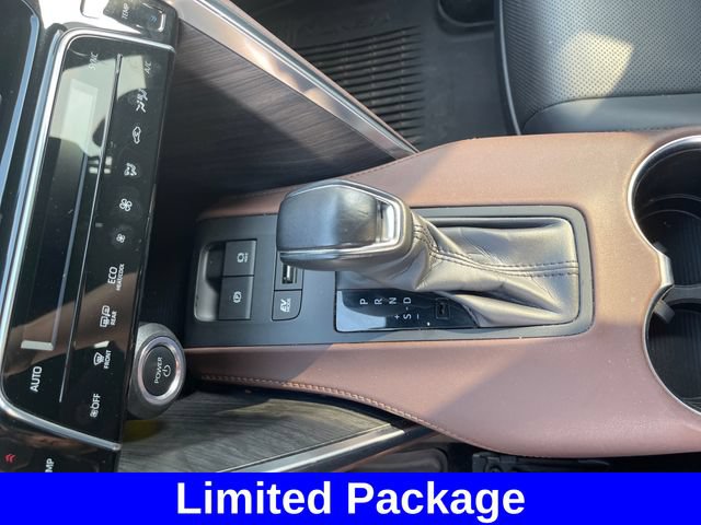 Used 2024 Toyota Venza Limited AWD/4WD image 24