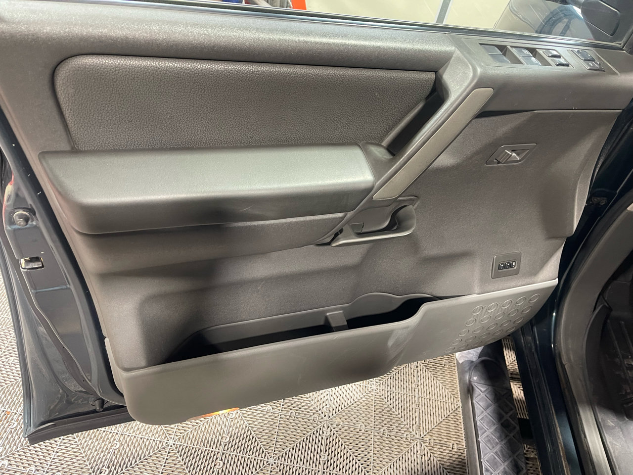 Used 2006 Nissan Titan LE w/ (R02) LE Off-Road Pkg image 32