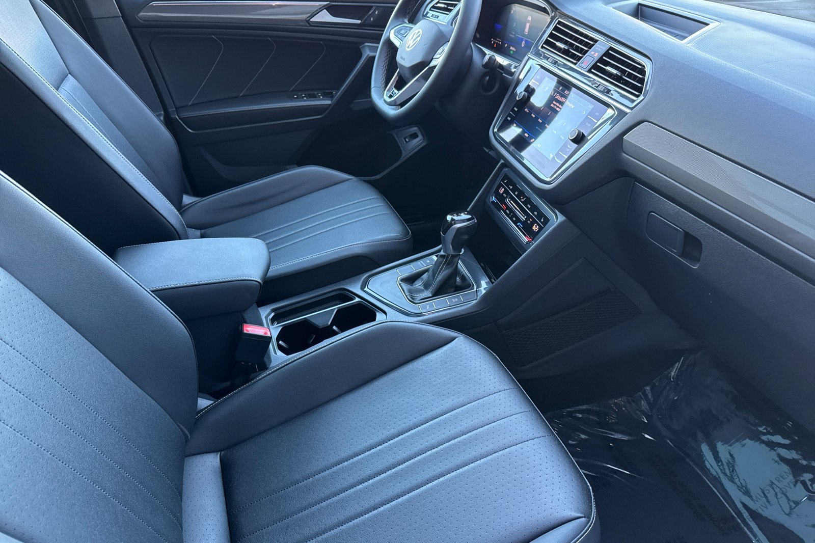 Used 2023 Volkswagen Tiguan SE R-Line FWD image 17