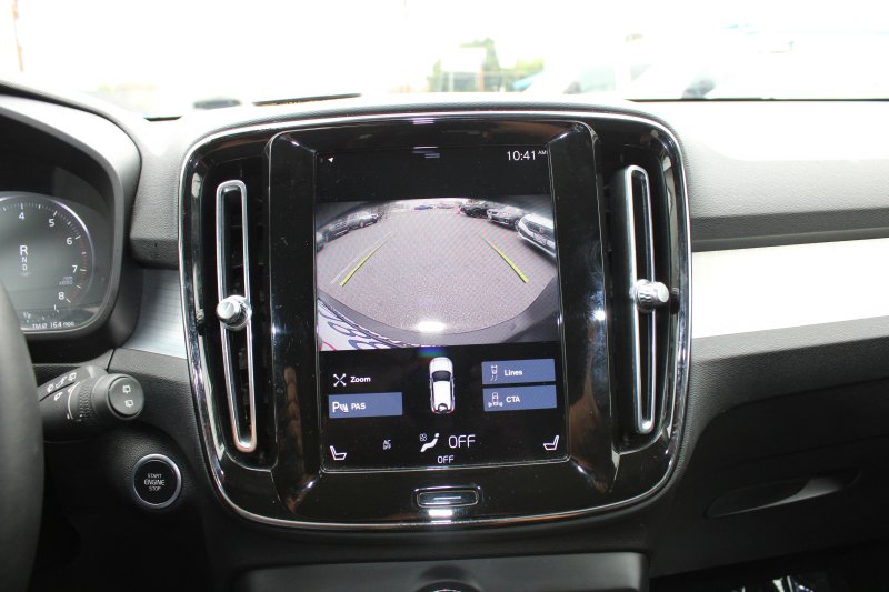 Used 2022 Volvo XC40 T4 Momentum image 14