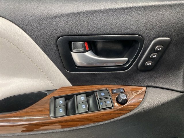 Used 2017 Toyota Sienna Limited image 32