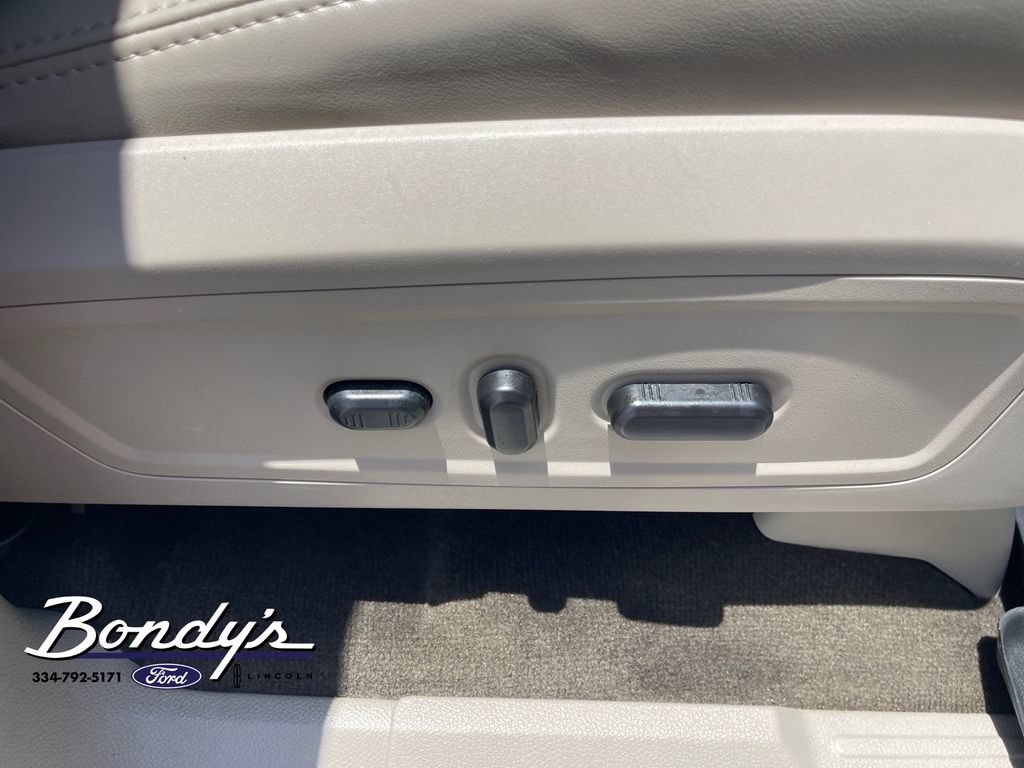 Used 2017 Lincoln Navigator Select RWD image 17