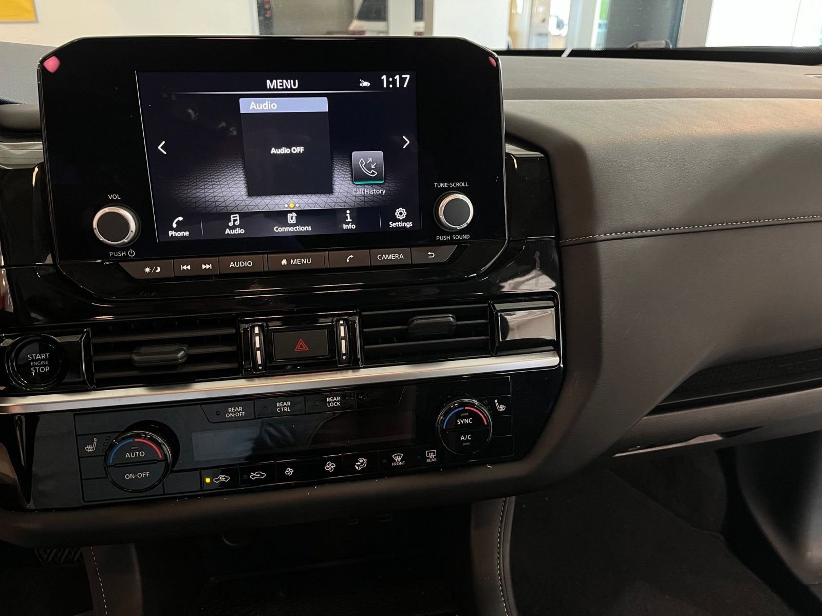 Used 2025 Nissan Pathfinder SV AWD/4WD image 17