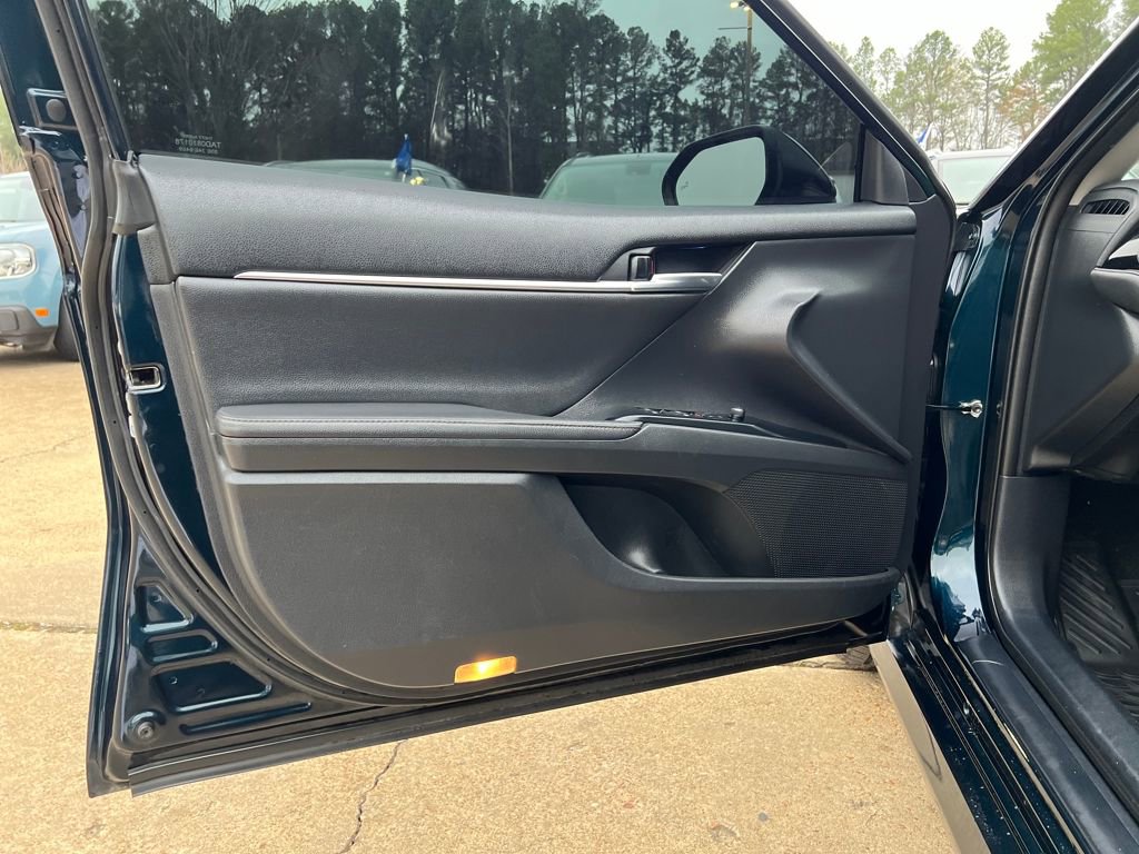 Used 2020 Toyota Camry XLE image 11