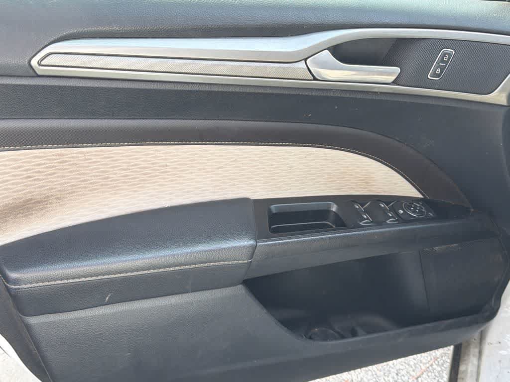 Used 2019 Ford Fusion SE w/ Equipment Group 151A FWD image 9