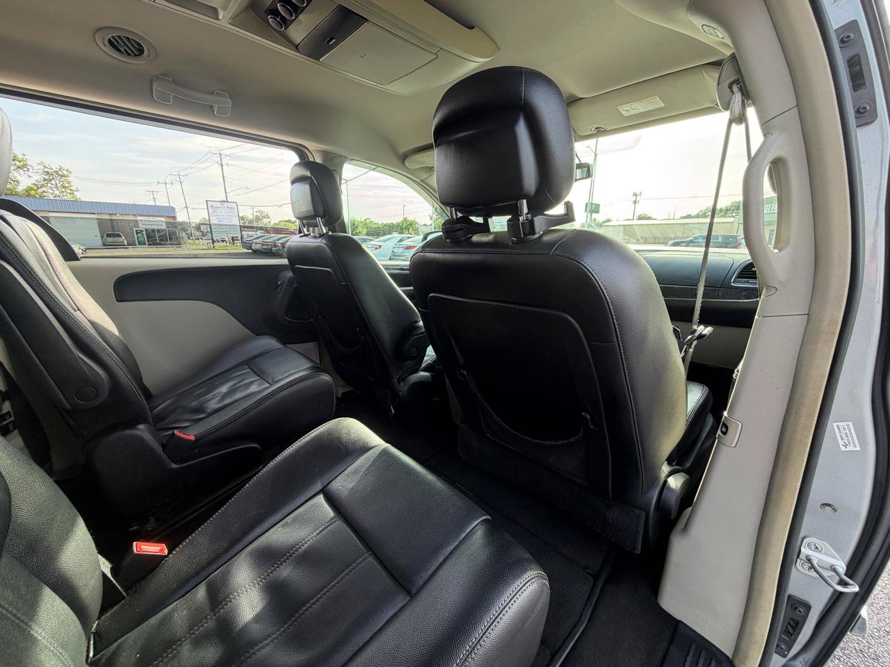 Used 2015 Chrysler Town & Country Touring FWD image 13