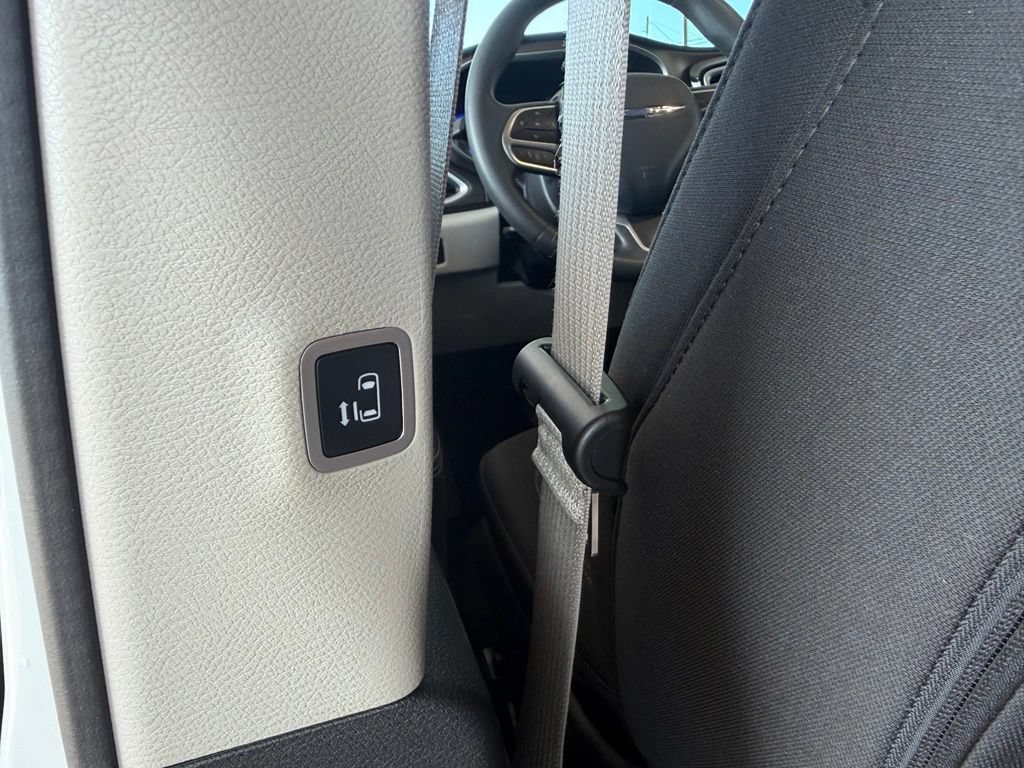 Used 2018 Chrysler Pacifica Touring Plus FWD image 43