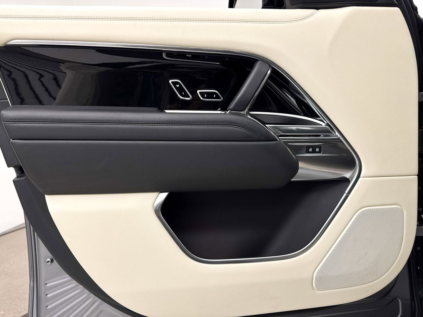 Used 2023 Land Rover Range Rover SE image 33