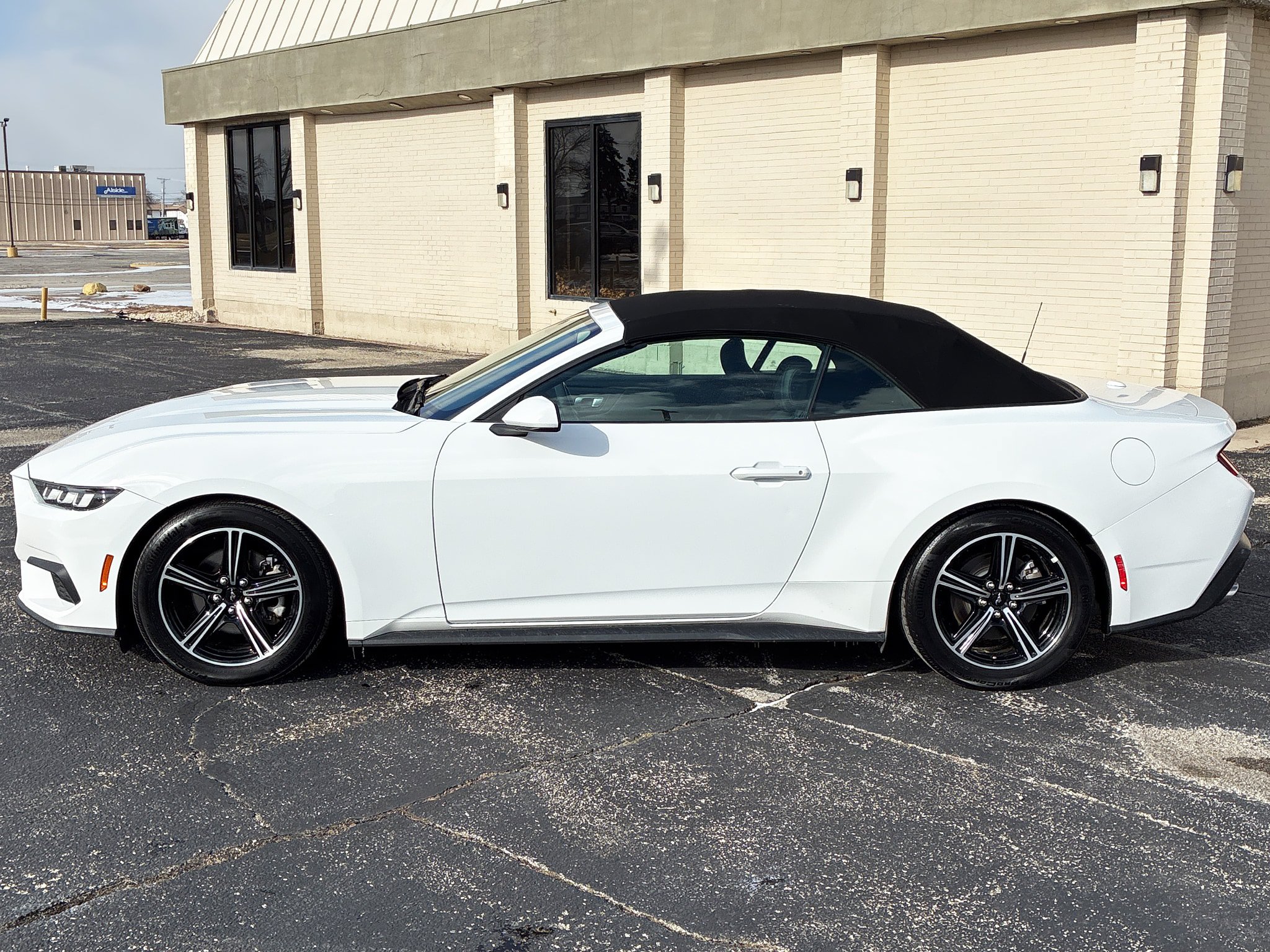 Used 2024 Ford Mustang Convertible RWD image 4
