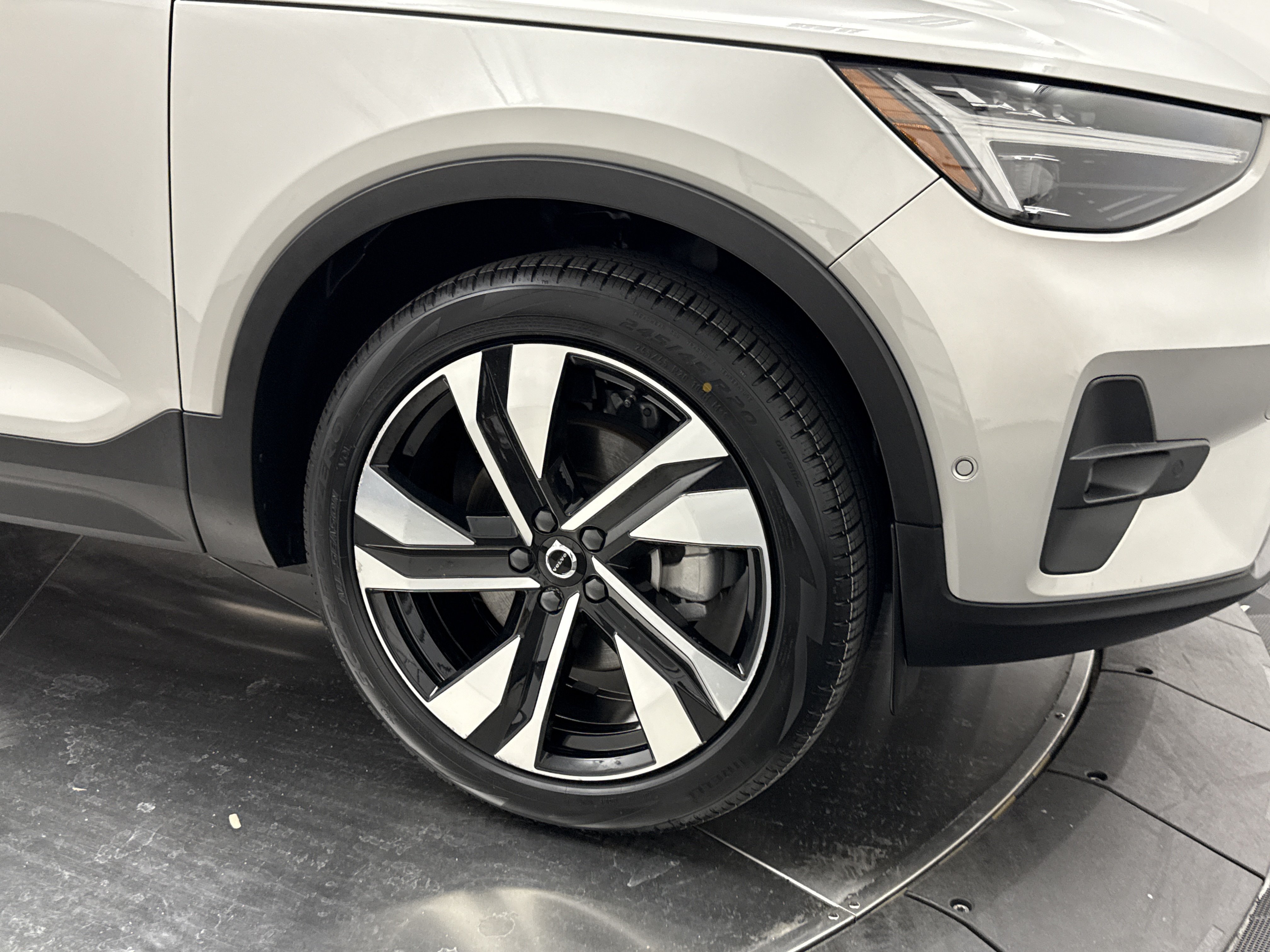 Certified 2024 Volvo XC40 B5 Plus AWD/4WD image 9