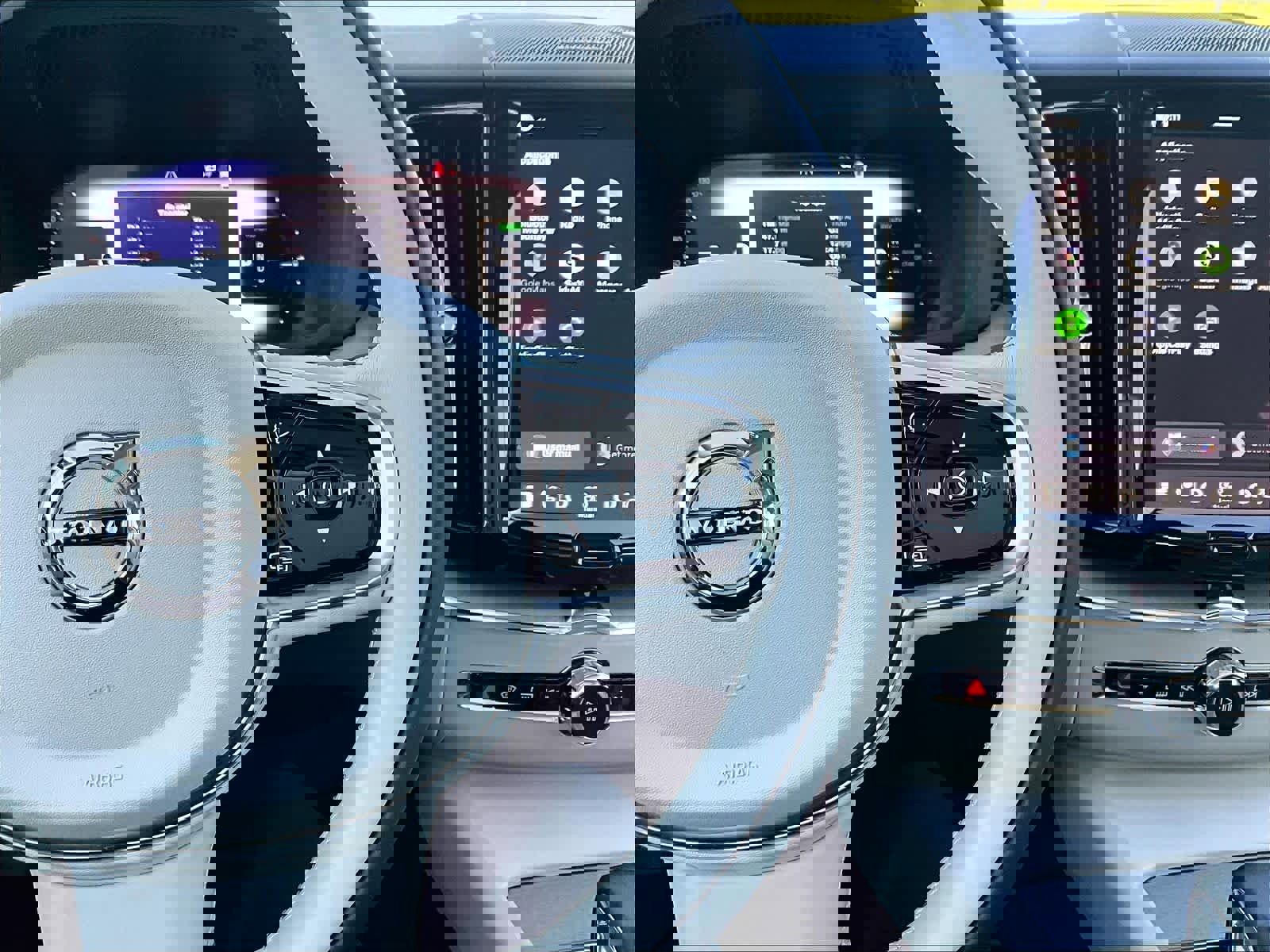 Used 2025 Volvo XC60 T8 Plus w/ Protection Package Premier image 22