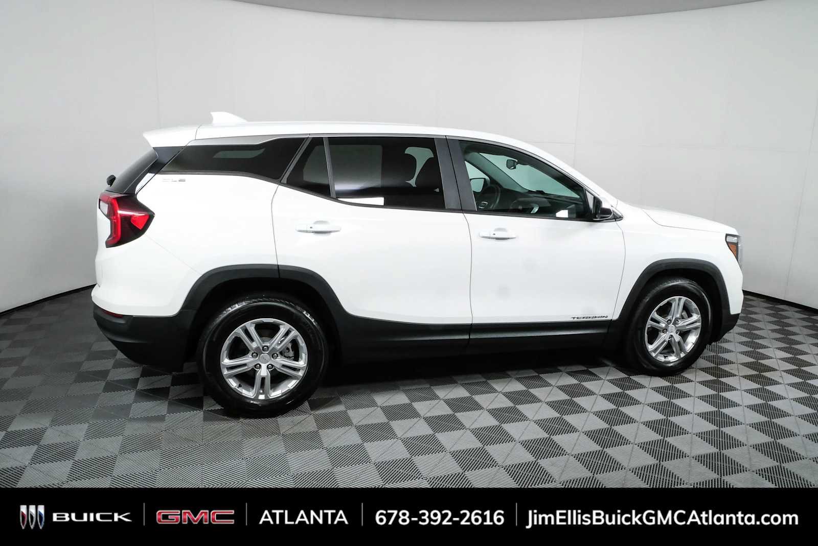 Used 2023 GMC Terrain SLE FWD image 2