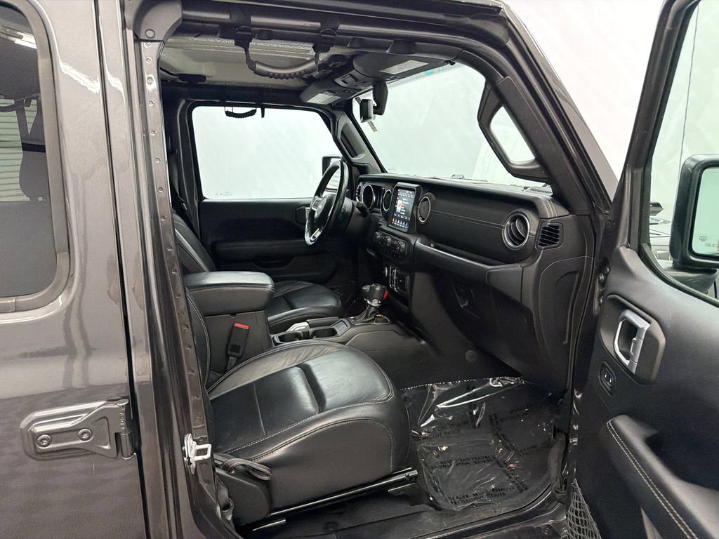 Used 2018 Jeep Wrangler Unlimited Sahara AWD/4WD image 14