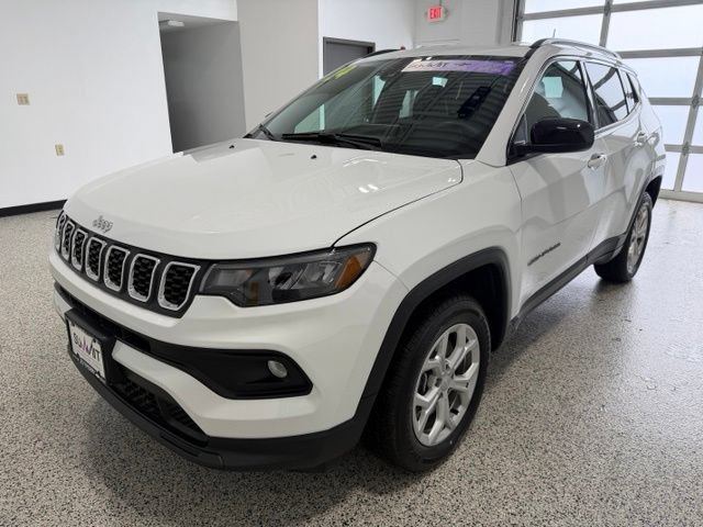 Used 2024 Jeep Compass Latitude w/ Convenience Group AWD/4WD image 6