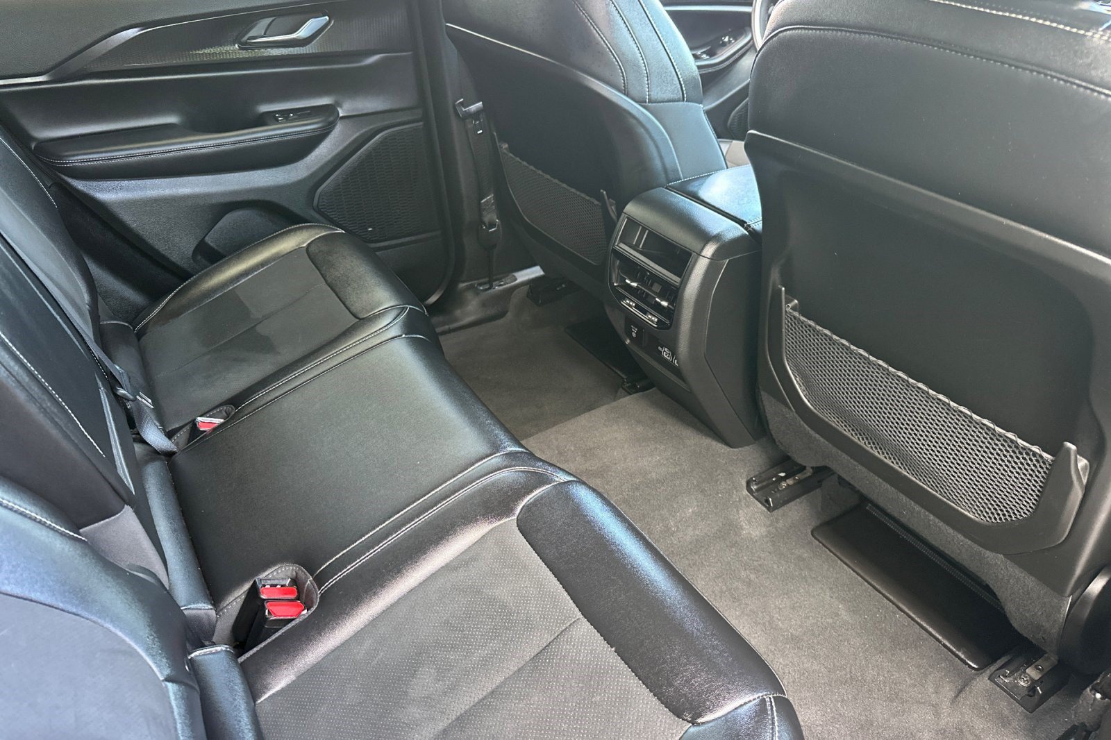 Used 2025 Jeep Grand Cherokee Altitude AWD/4WD image 32