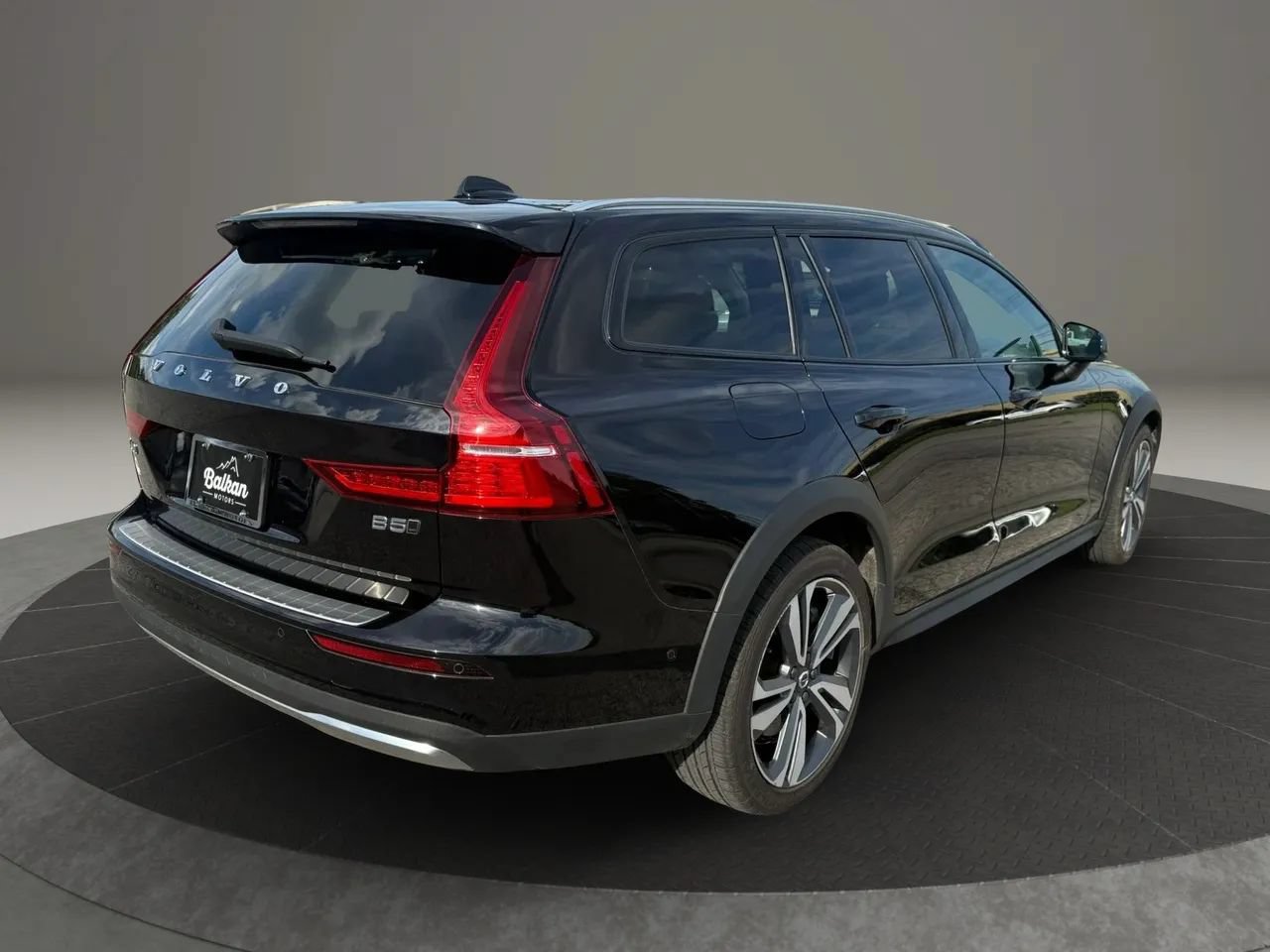 Used 2023 Volvo V60 B5 Cross Country Plus w/ Climate Package AWD/4WD image 6