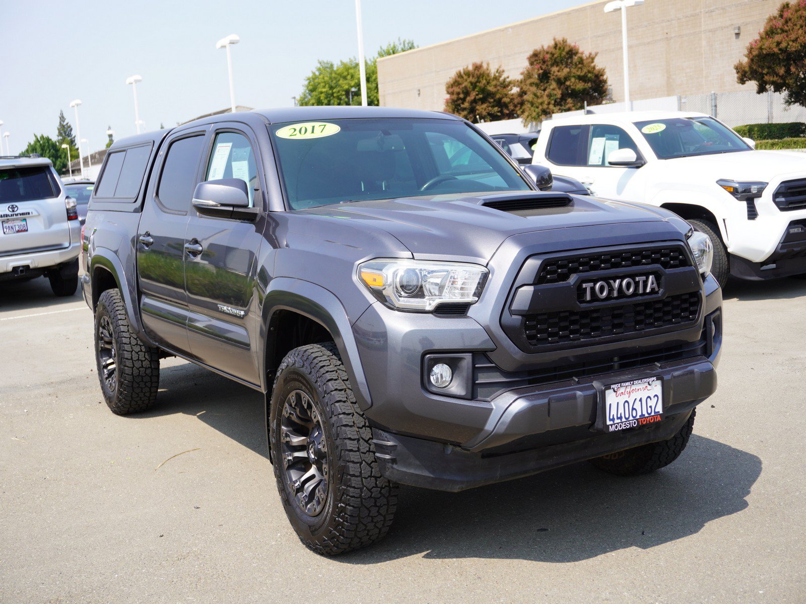 Used 2017 Toyota Tacoma TRD Sport w/ Tow Package (A/T)