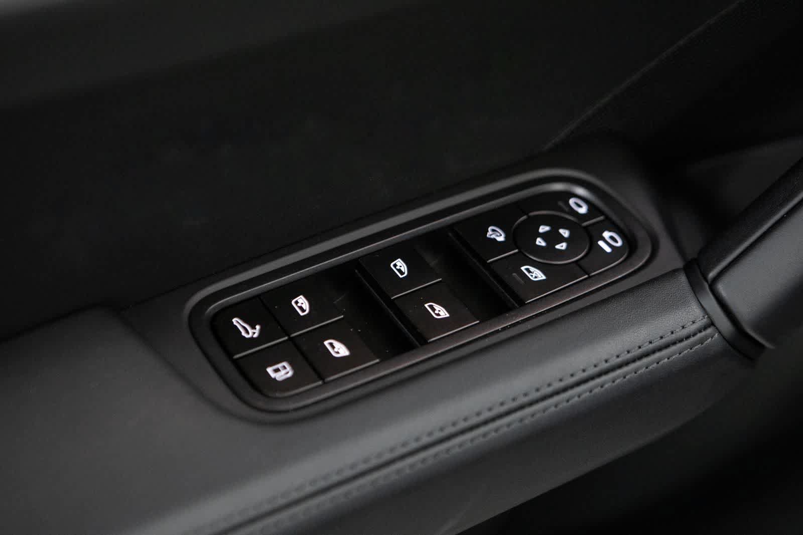 Certified 2025 Porsche Cayenne Turbo AWD/4WD image 24