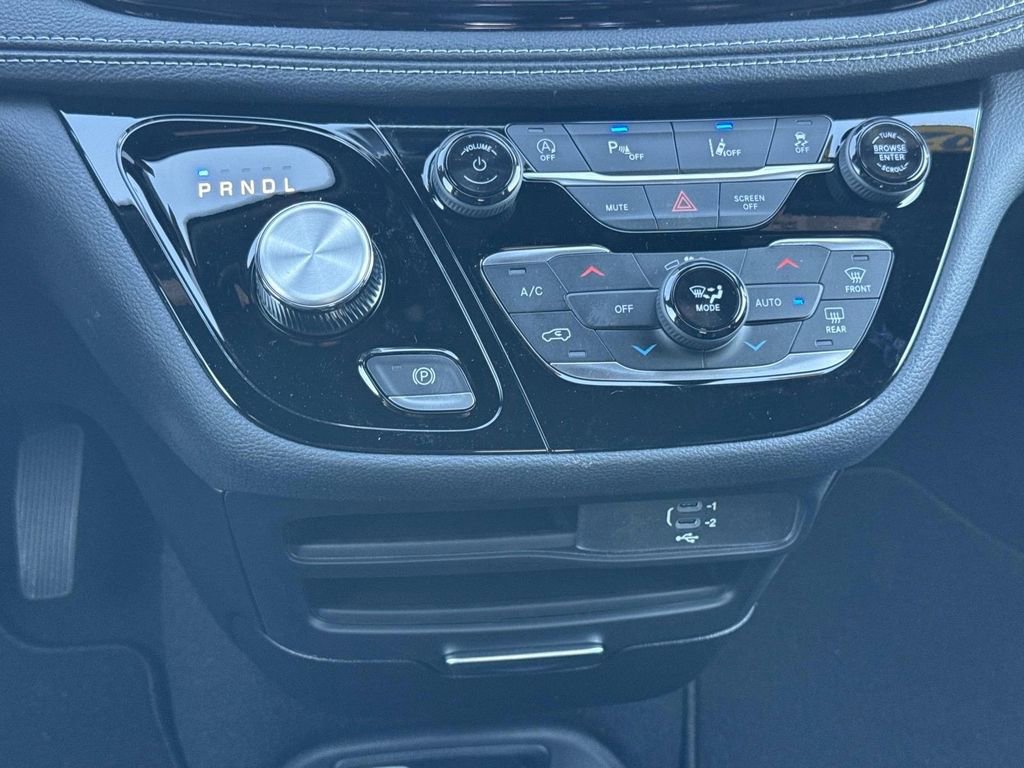 New 2026 Chrysler Pacifica Select AWD/4WD image 17