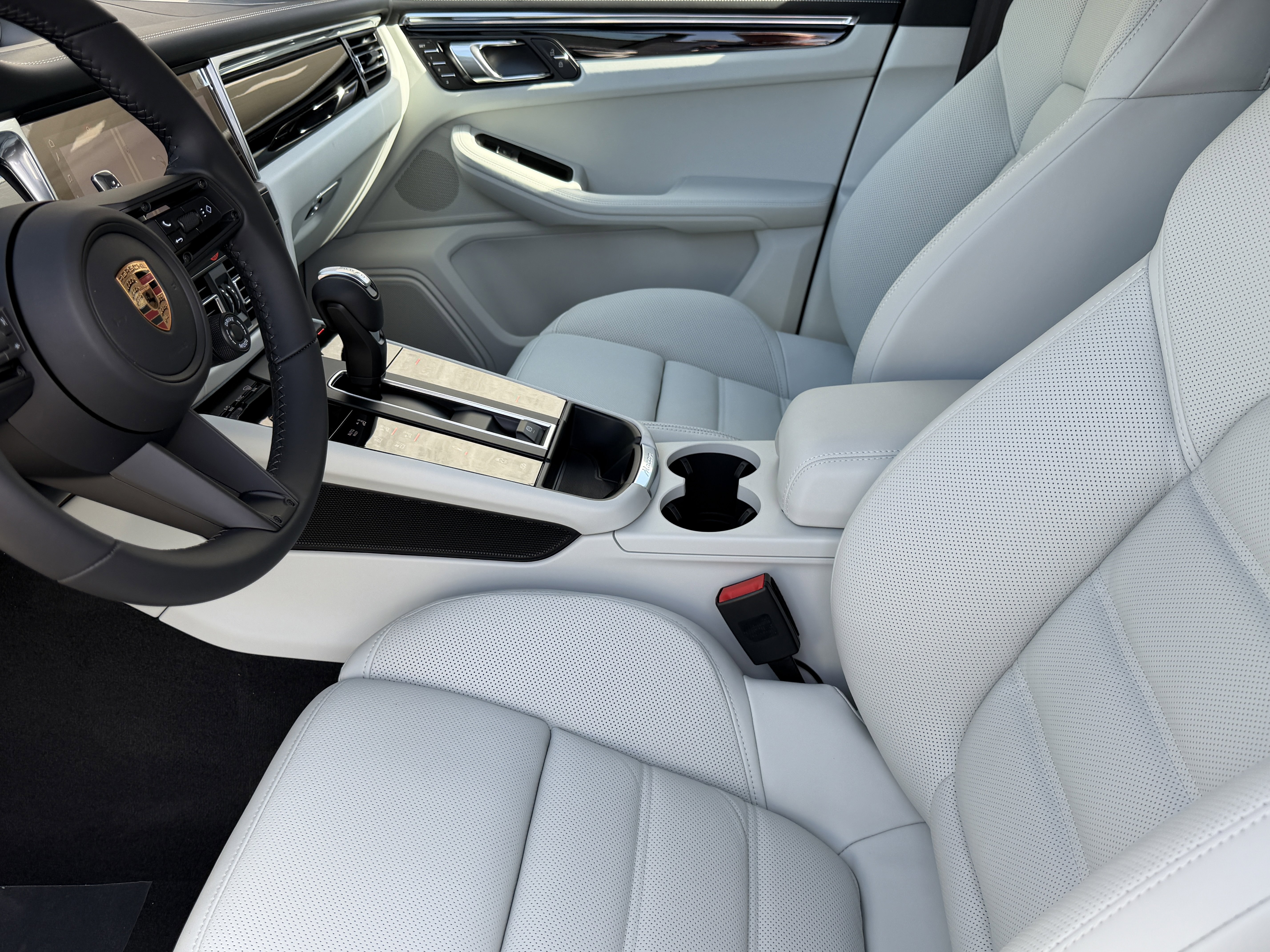 New 2026 Porsche Macan Turbo image 4