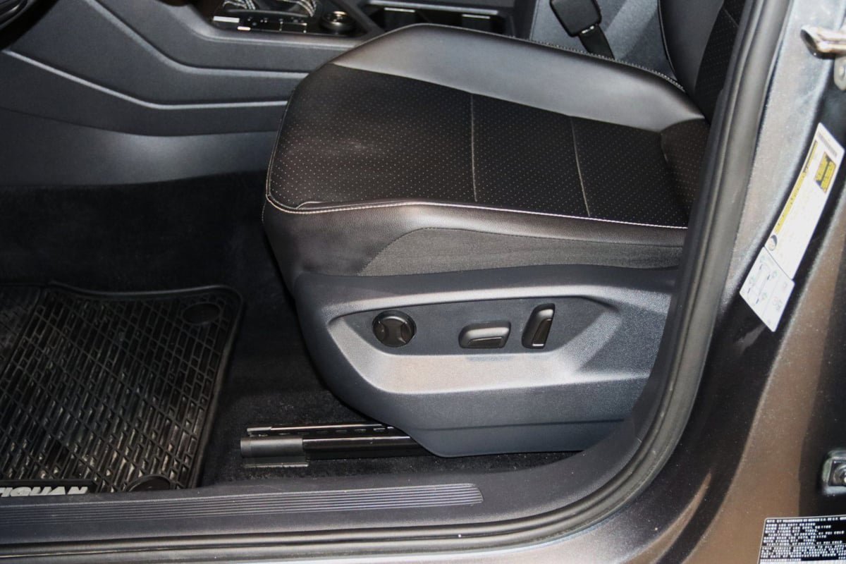 Used 2021 Volkswagen Tiguan SE w/ Panoramic Sunroof Package image 33