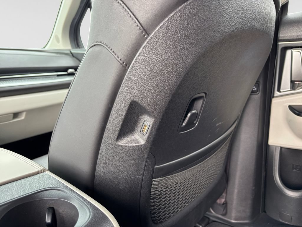 Used 2024 Kia Carnival LX FWD image 38