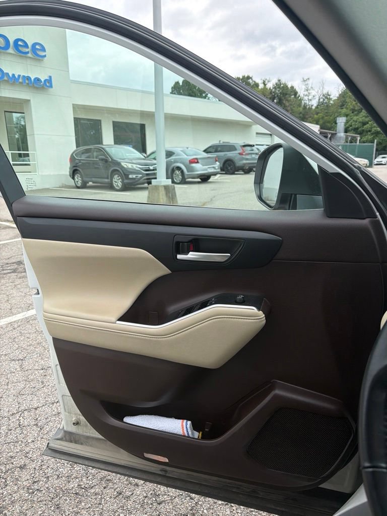 Used 2021 Toyota Highlander XLE AWD/4WD image 13