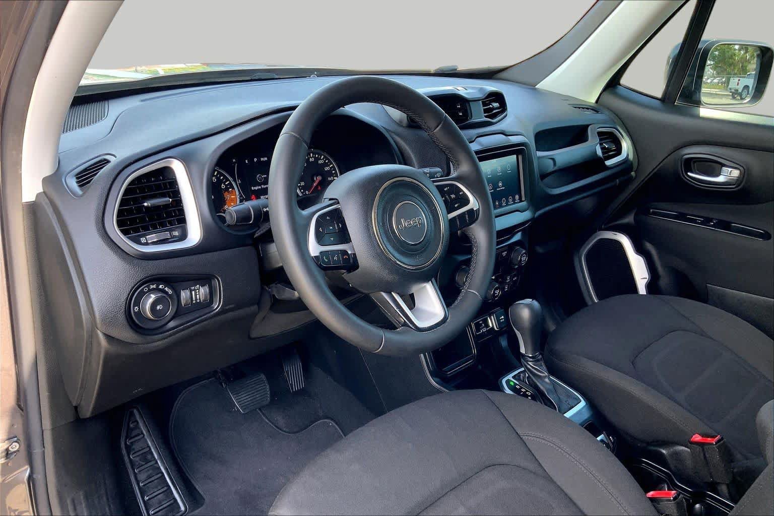 Used 2018 Jeep Renegade Latitude FWD image 18