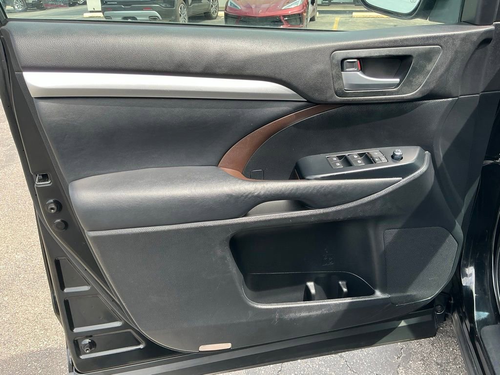 Used 2014 Toyota Highlander XLE AWD/4WD image 26
