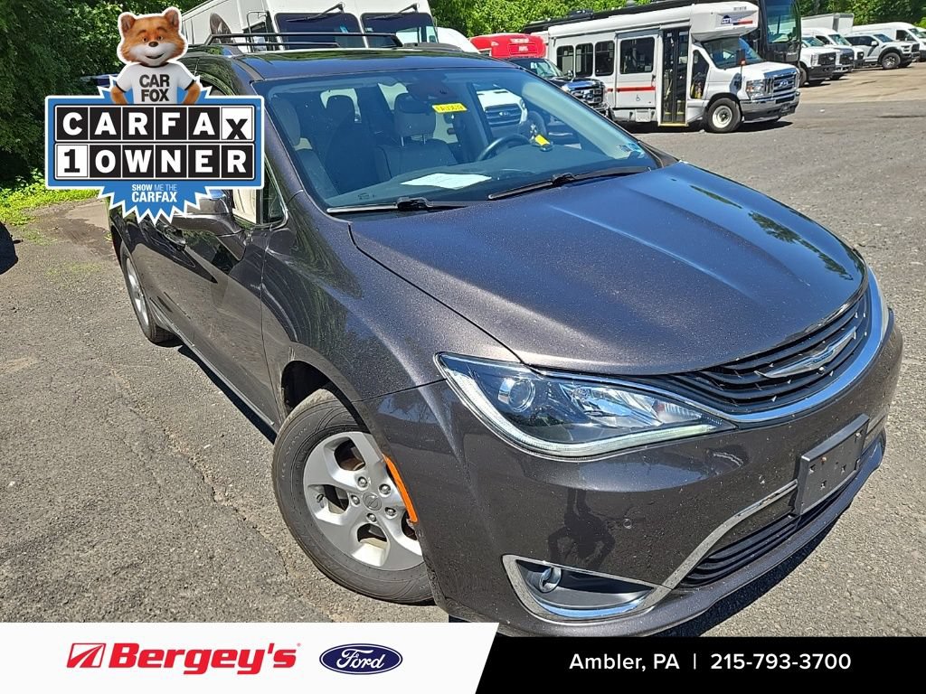 Used 2017 Chrysler Pacifica Platinum FWD image 1