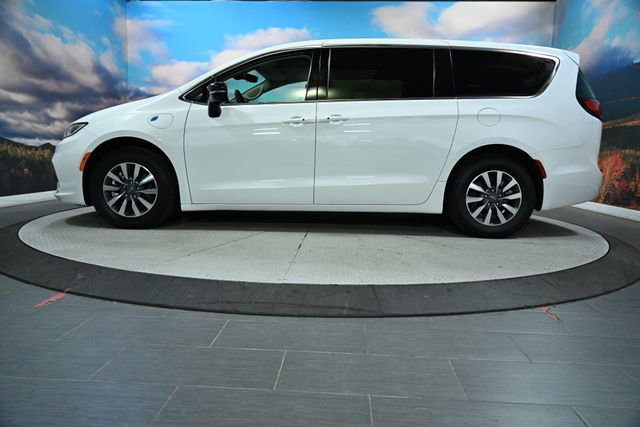 Used 2024 Chrysler Pacifica Limited FWD image 5