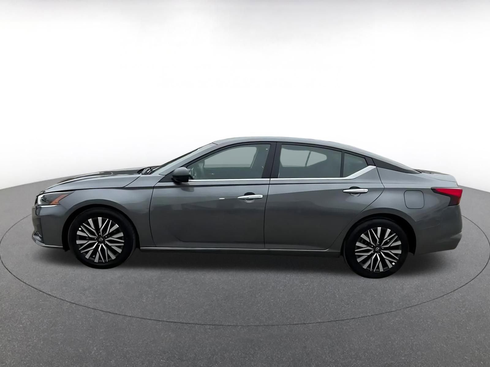 Used 2025 Nissan Altima 2.5 SV image 9