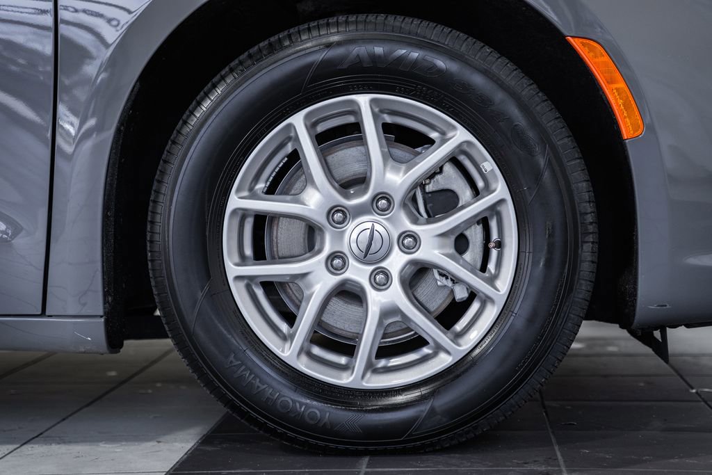 Used 2025 Chrysler Pacifica Select image 19