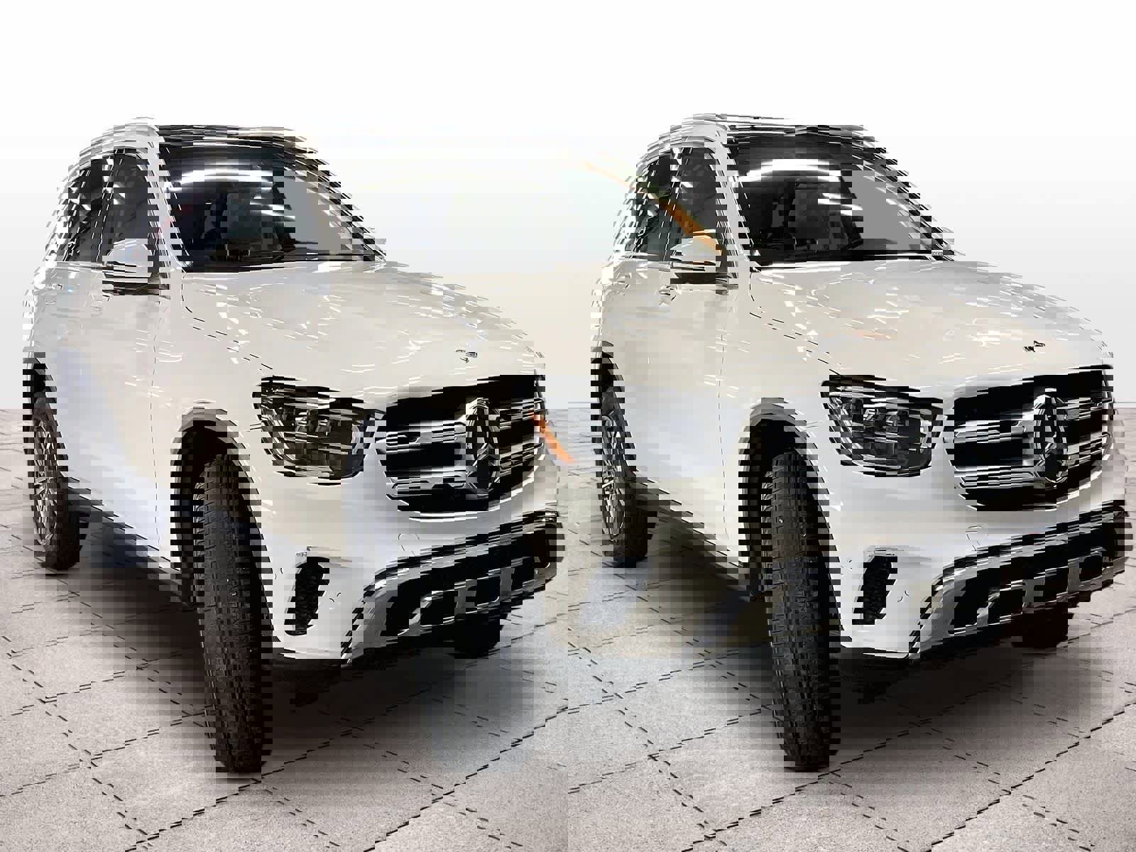 Used 2022 Mercedes-Benz GLC 300 4MATIC image 2