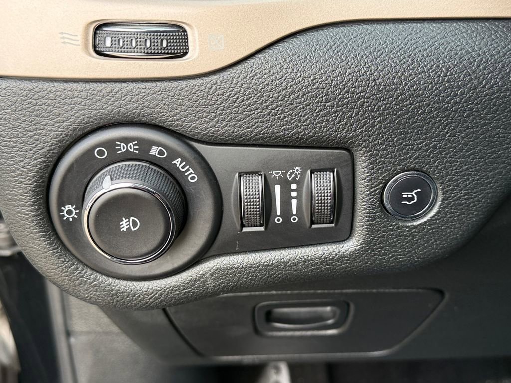 Used 2018 Jeep Cherokee Limited w/ Technology Group image 22