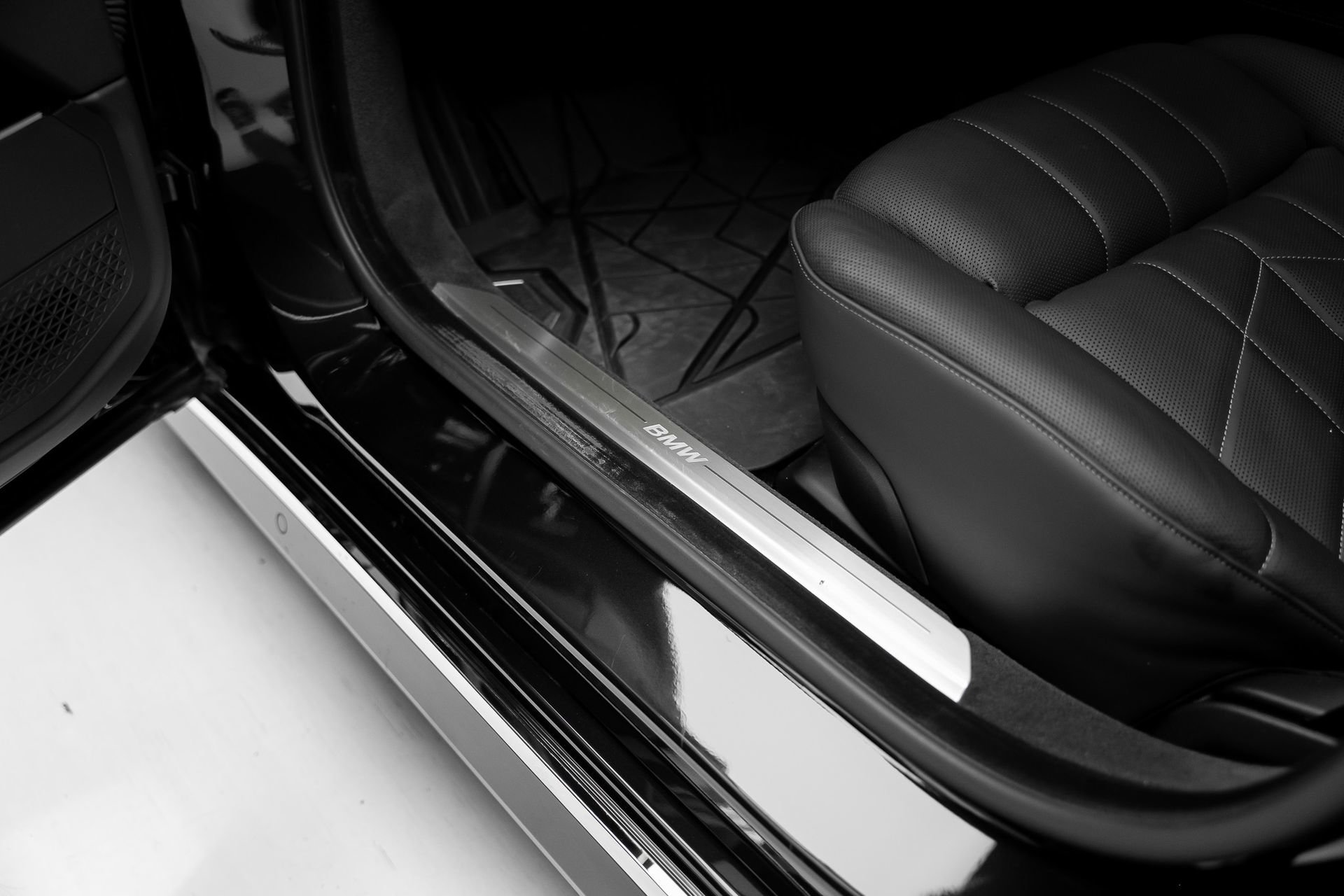 Used 2024 BMW i7 xDrive60 w/ Executive Package image 57