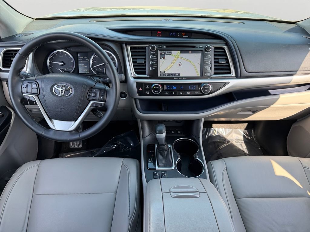 Used 2017 Toyota Highlander XLE w/ Carpet Mat Package image 12