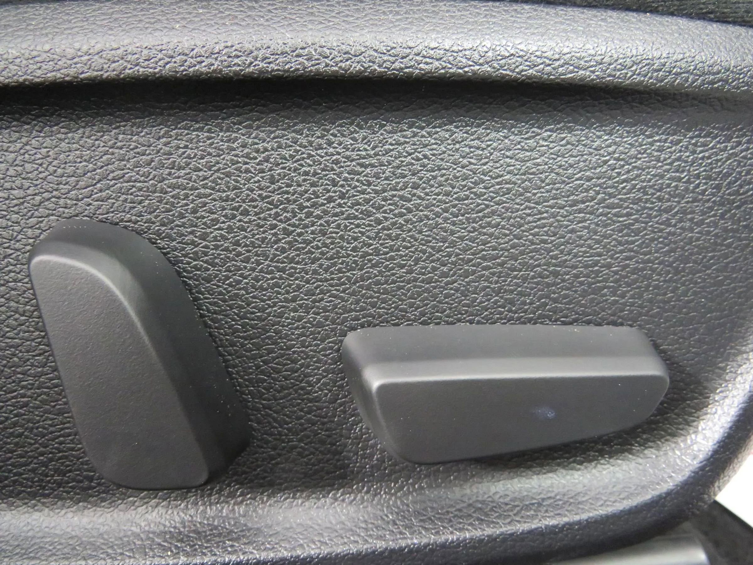 Used 2019 Genesis G70 2.0T Advanced image 37