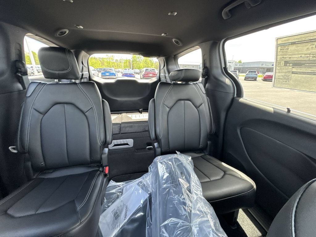 New 2027 Chrysler Pacifica Select AWD/4WD image 14