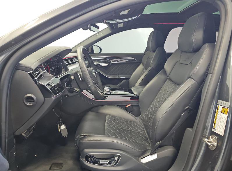 Used 2023 Audi S8 AWD/4WD image 4