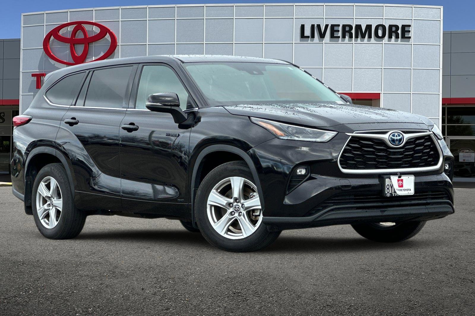 Used 2021 Toyota Highlander LE image 2