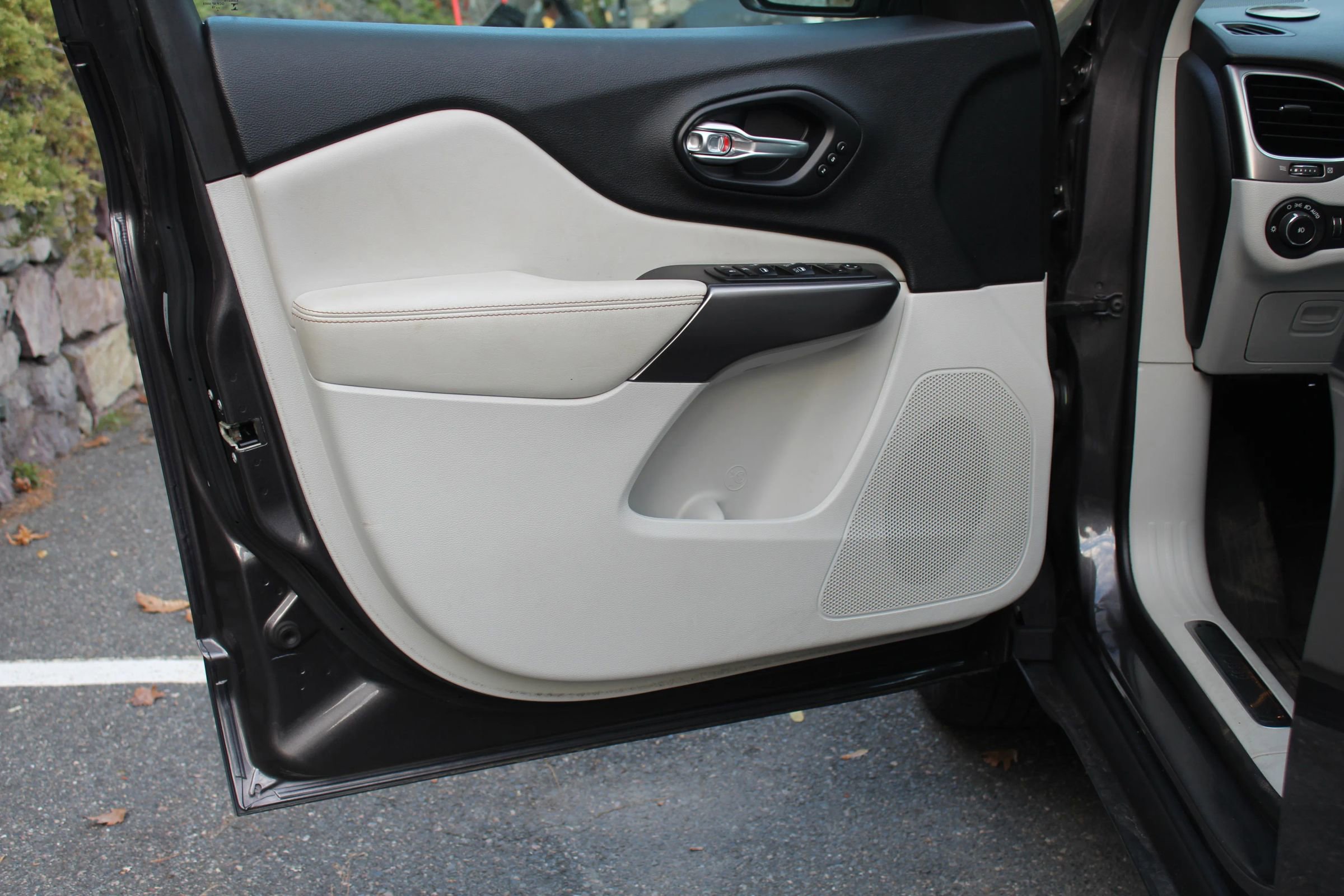 Used 2019 Jeep Cherokee Limited image 12