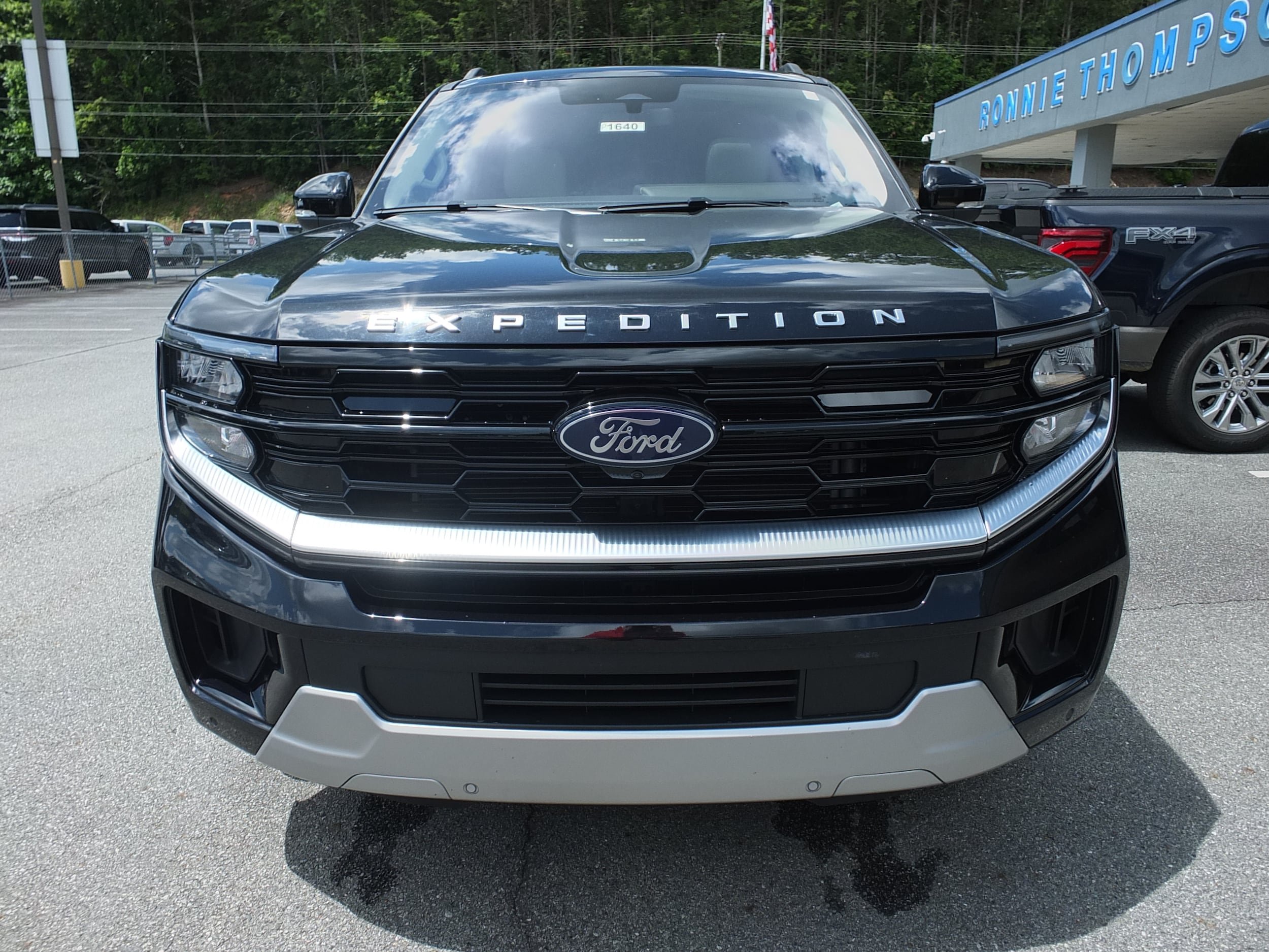 Used 2025 Ford Expedition Platinum w/ Driver's Package AWD/4WD image 8