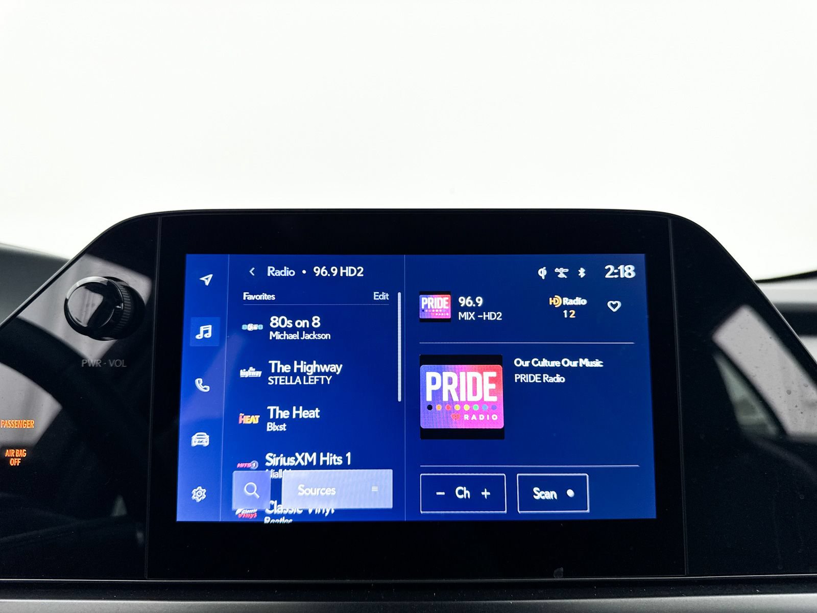Used 2025 Lexus UX 300h FWD w/ Accessory Package (Z2) image 5